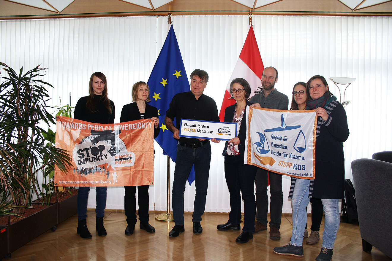 Übergabe der Petition an Vizekanzler Kogler. Foto: Anders Handeln